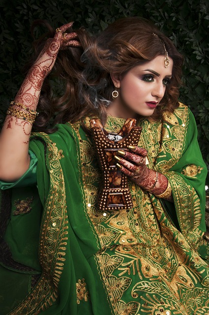 The Beauty and Benefits of Henna: A Natural Hair Dye with Rich Tradition